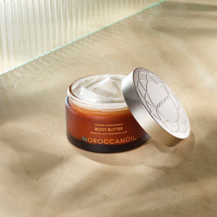 Moroccanoil Body Butter 200 ml med hyaluronsyra arganolja ger näring i brun glasburk med krämig vit textur.