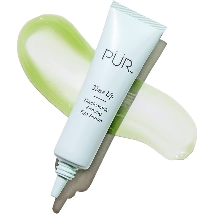 PÜR Tone Up Niacinamide Firming Eye Serum 12,5 ml uppstramande PÜR ögonserum i ljusblå tub med ljusgrön gel.