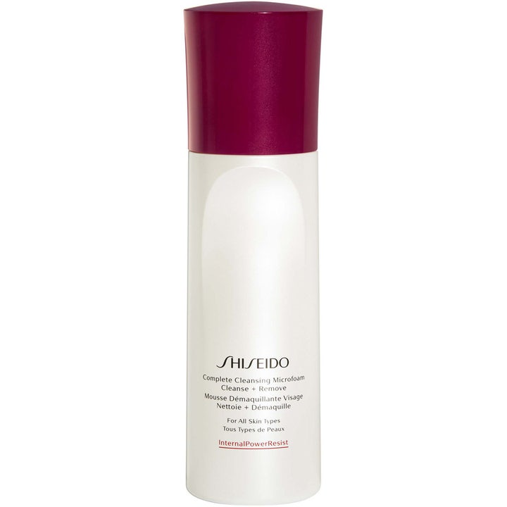 Shiseido Complete Cleansing Microfoam 180 ml rengöringsmousse ansikte i vit flaska med vinrött lock