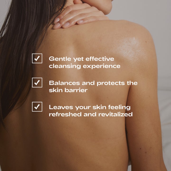 Bodyologist Cream Cleanser 275 ml återfuktande duschtvål ger skyddad hudbarriär visas på en rygg med text om skonsam rengöring.