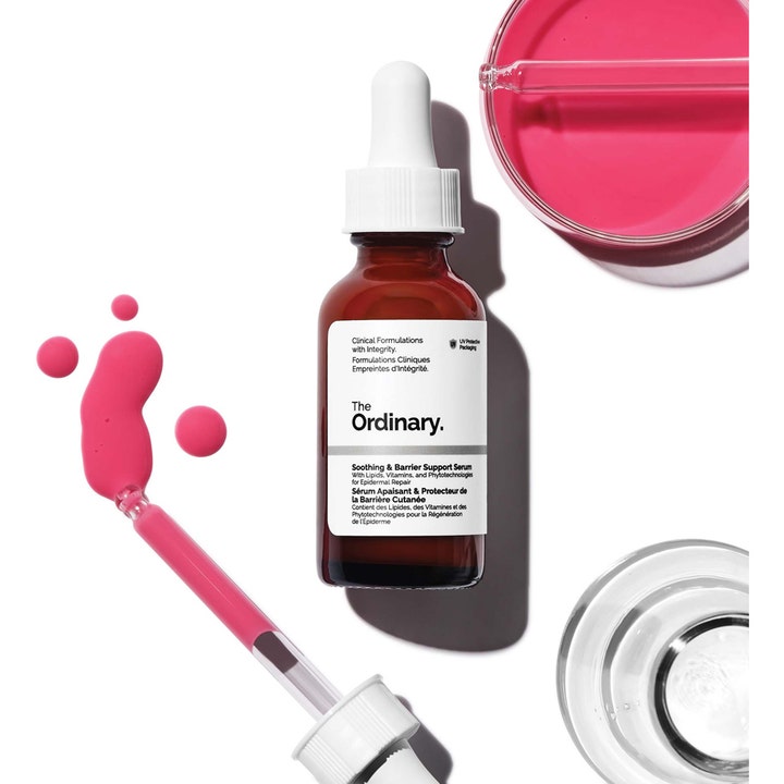 The Ordinary Soothing & Barrier Support Serum 30 ml lugnande serum med rosa konsistens och pipett