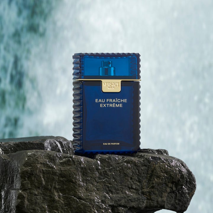 Versace Eau Fraiche Extreme 75 ml herrdoft ger fräschör i mörkblå flaska placerad på en våt klippa vid ett vattenfall