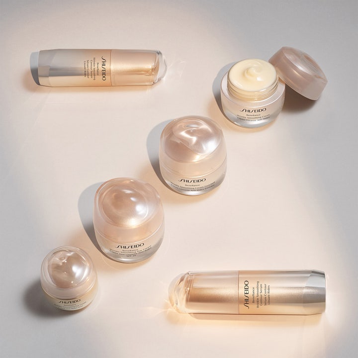 Shiseido Benefiance Wrinkle Smoothing Day Cream 50 ml anti-rynk dagkräm i beige burkar och serumflaskor