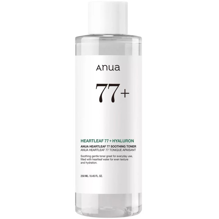 Anua Heartleaf 77% Soothing Toner 250ml lugnande ansiktsvatten i frostad plastflaska med vit etikett och vitt lock.