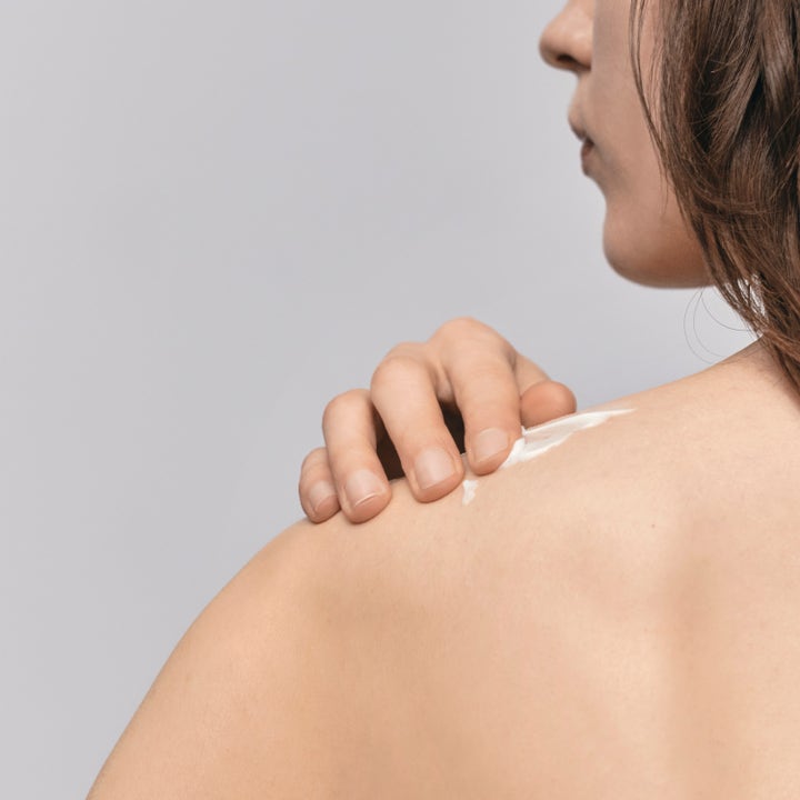 Jorgobé Niacinamide Body Lotion 300 ml fuktgivande daglig kroppsvård där vit kräm appliceras på en axel.