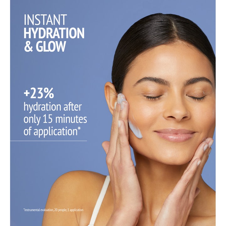 Comfort Zone Hydramemory Hydra Plump Mask 60 ml fuktgivande ansiktsmask med hyaluronsyra kvinna applicerar krämig mask för glow