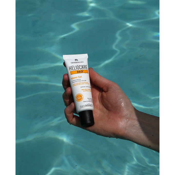 Heliocare Watergel SPF 50+ 50 ml solskyddsgel ger en daglig fuktboost till ansiktet och hålls i en hand över en pool