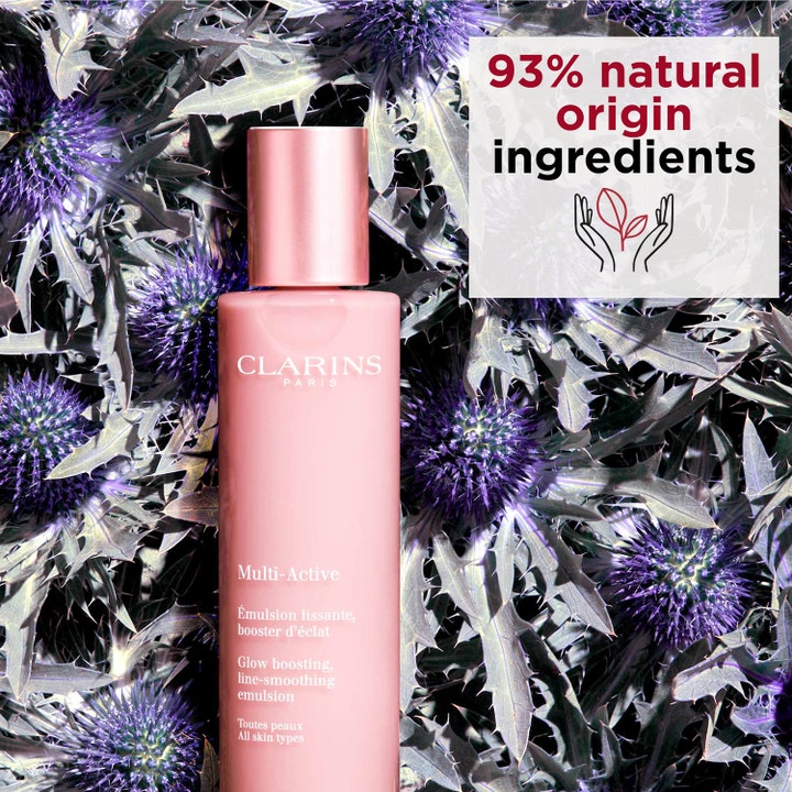Clarins Multi-Active Glow Emulsion 100 ml linjeutjämnande dagkräm i rosa flaska med 93% naturligt innehåll bland tistlar.