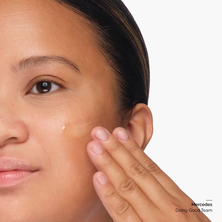 The Ordinary Multi-Antioxidant Radiance Serum 30 ml ger lyster när gyllene droppar appliceras på kinden.