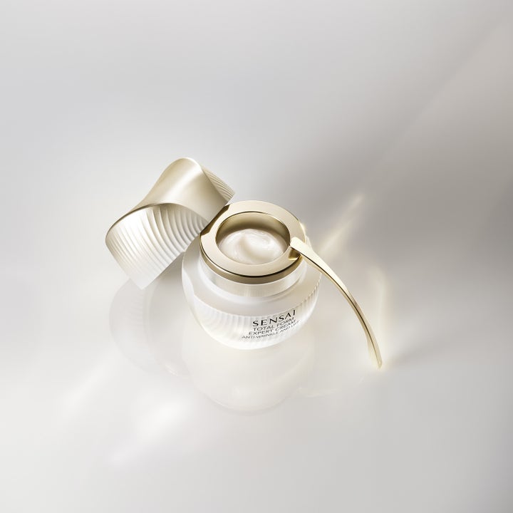Sensai Total Form Expert Cream 50 ml uppstramande ansiktskräm i räfflad vit burk med guldlock och spatel