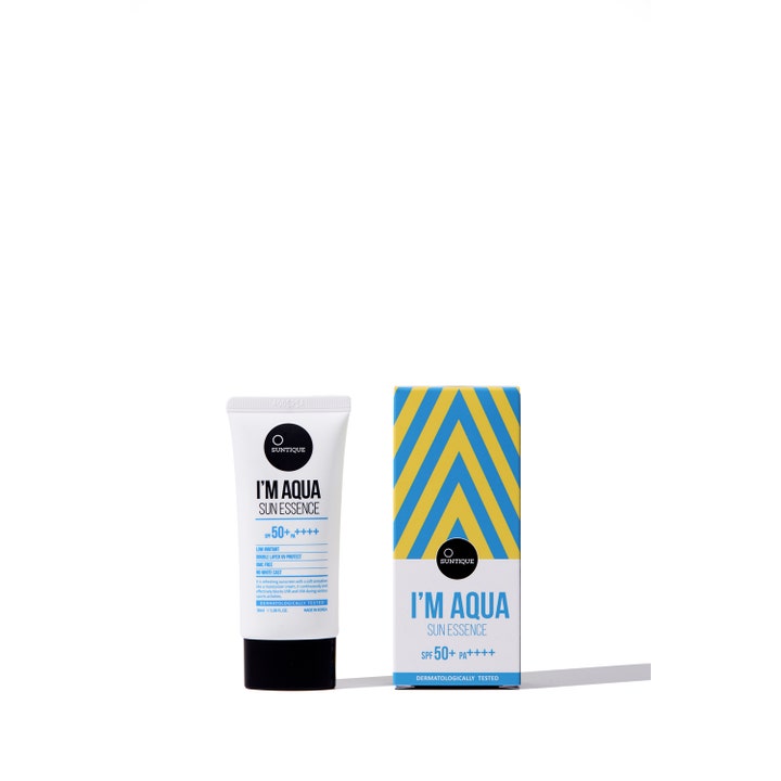 Suntique I’m Aqua Sun Essence 50 ml svalkande solkräm för känslig hud i vit tub med blågul mönstrad ask.