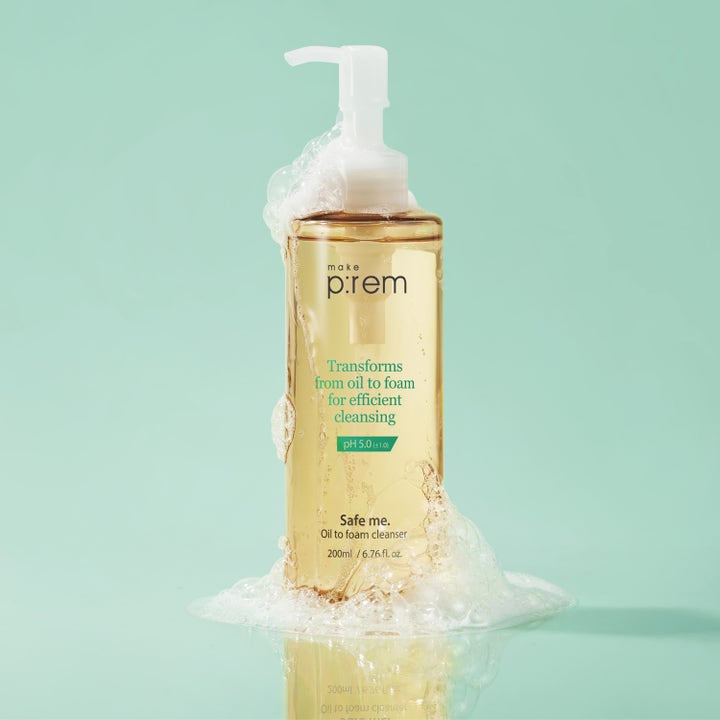 Make Prem Safe Me Oil To Foam Cleanser 200 ml ansiktsrengöring olja till skum i flaska omgiven av vitt lödder