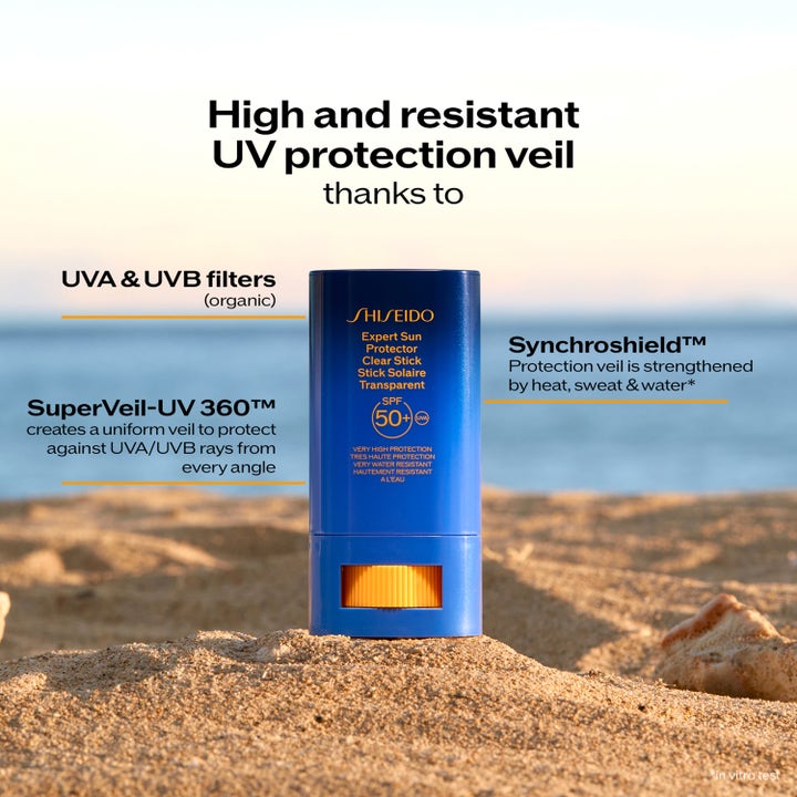 Shiseido Global Sun Care Clear Stick SPF50+ 20 g solkräm i blå hylsa som ger högt skydd i sanden på en strand