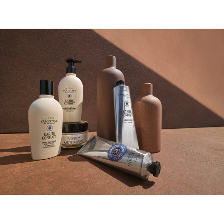 L'Occitane Shea Butter Hand Cream 150 ml lyxig handkräm för torr hud i silverfärgad tub i en varm lifestyle-miljö.
