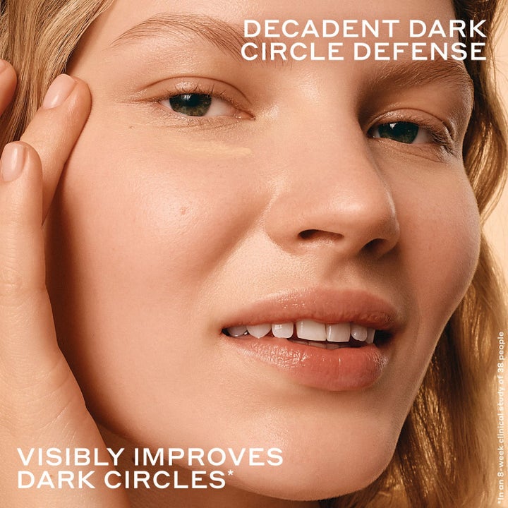 Ole Henriksen Truth Set 15 ml ögonkräm mot mörka ringar i närbild på kvinna med texten Visibly improves dark circles