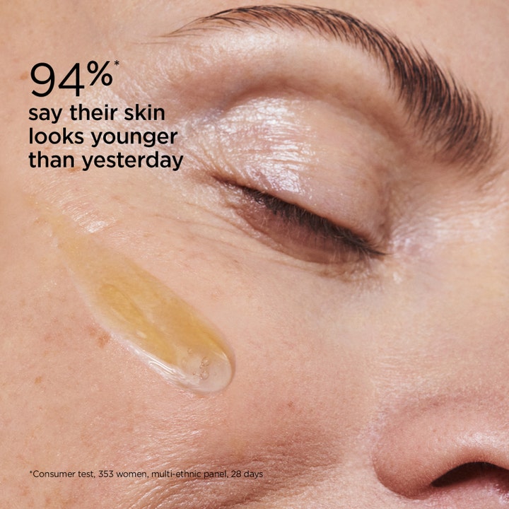 Clarins Double Serum 50 ml ger naturlig föryngring med en droppe på hyn och texten 94% say skin looks younger.