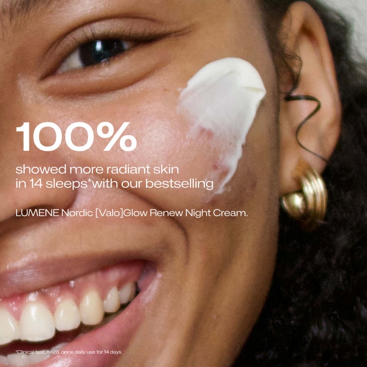 Lumene Nordic-C Glow Renew Night Cream 50 ml intensivt återfuktande nattkräm på en kind som ger lyster efter 14 nätter.