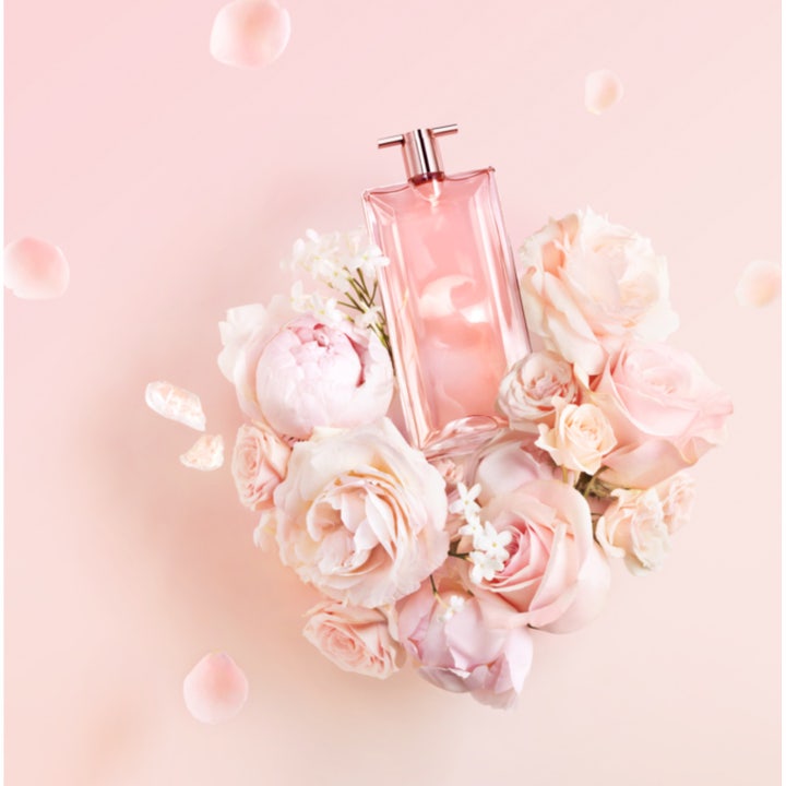 Lancôme Idôle 50 ml blommig elegant parfym i tunn glasflaska med roséguldsdetaljer framför en rosa ros