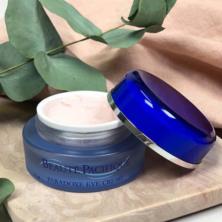 Beauté Pacifique Crème Paradoxe 15 ml näringsrik återfuktande ögonkräm i blå glasburk med ljusrosa kräm och blått lock.