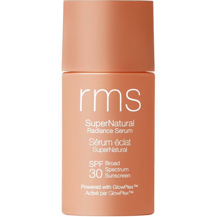 RMS Beauty SuperNatural Radiance Serum ger lyster och solskydd 30 i en matt persikofärgad flaska med vit text