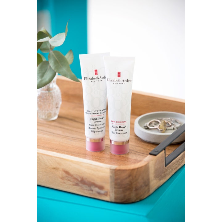 Elizabeth Arden Eight Hour Cream 50 ml återfuktande ansiktskräm i vita tuber på en träbricka