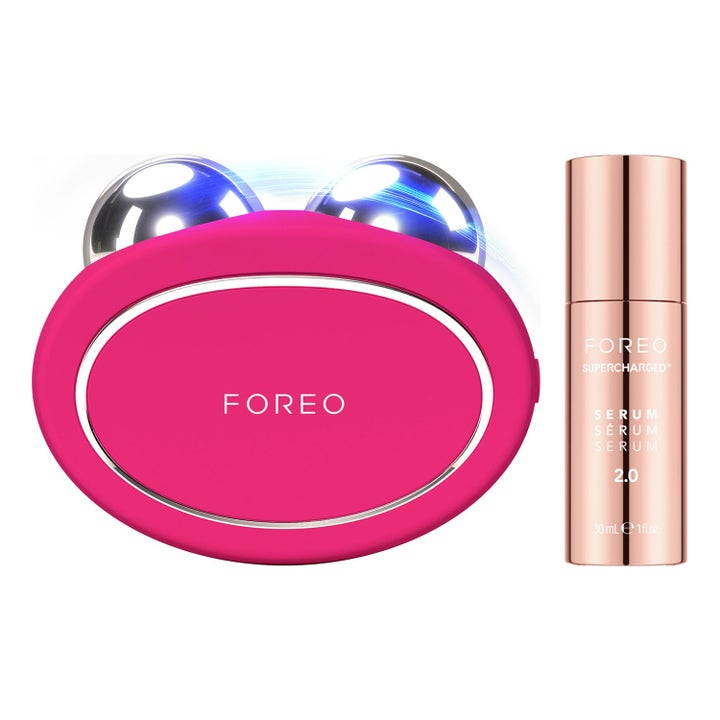 Foreo Bear 2 och Supercharged Serum 2.0 30 ml ansiktslyftande set för fasthet med rosa enhet och roséguldfärgad flaska