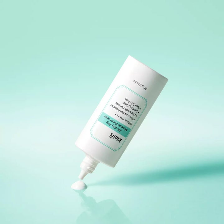Klairs All-day Airy Mineral Sunscreen 60 g ger lugnande skydd med SPF 50+ i vit tub mot en mintgrön bakgrund.