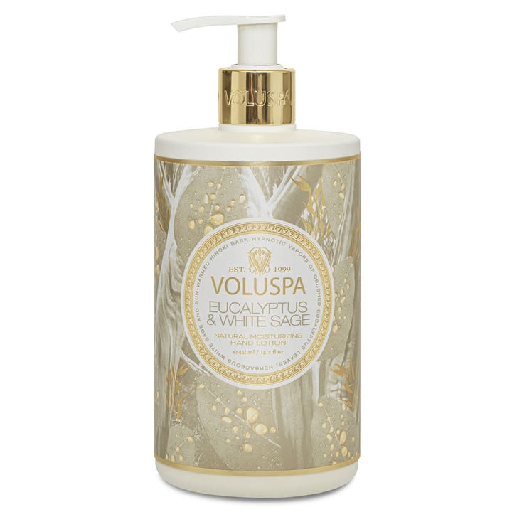 Voluspa Eucalyptus &amp; White Sage 450 ml doftande handkräm i vit pumpflaska med guld och mönster av eukalyptus och salvia