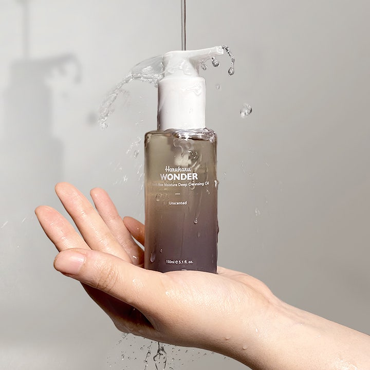 haruharu wonder Black Rice Moisture Deep Cleansing Oil 150 ml återfuktande rengöringsolja i en hand med vattenstänk