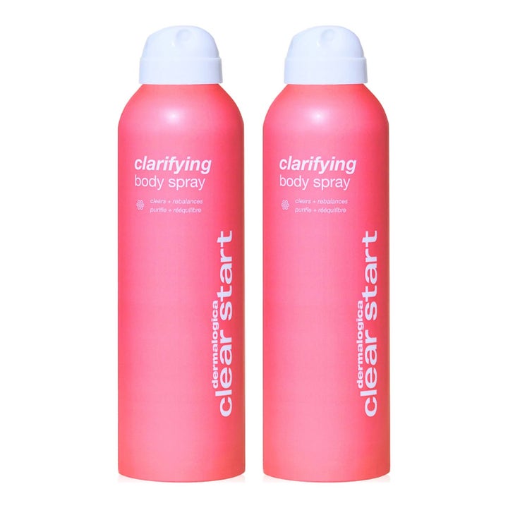 Dermalogica Clear Start Clarifying Body Spray duo motverkar orenheter i ceriserosa sprayflaskor med vita lock.