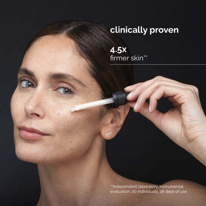 Skin Regimen Longevity Collagen+ Serum 30 ml ger kliniskt bevisad fastare hud och appliceras med pipett på kvinna.