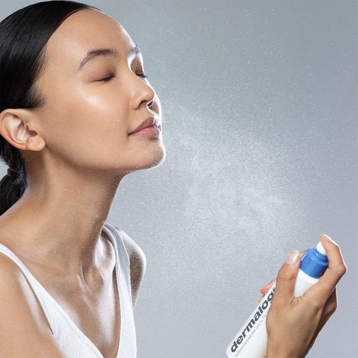 Dermalogica Hyaluronic Ceramide Mist 150 ml återfuktande ansiktsmist med ceramider som sprayas över ansiktet för lyster