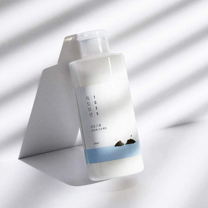 Round Lab 1025 Dokdo Lotion 200 ml återfuktande Dokdo ansiktslotion med deep sea water i vit flaska med blått motiv.