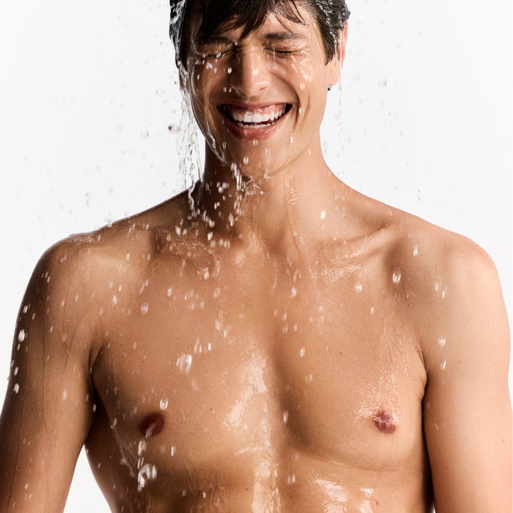 Nuxe Men Multi Shower Gel 200 ml rengörande duschtvål ger fräschör på en leende man i en svalkande dusch.