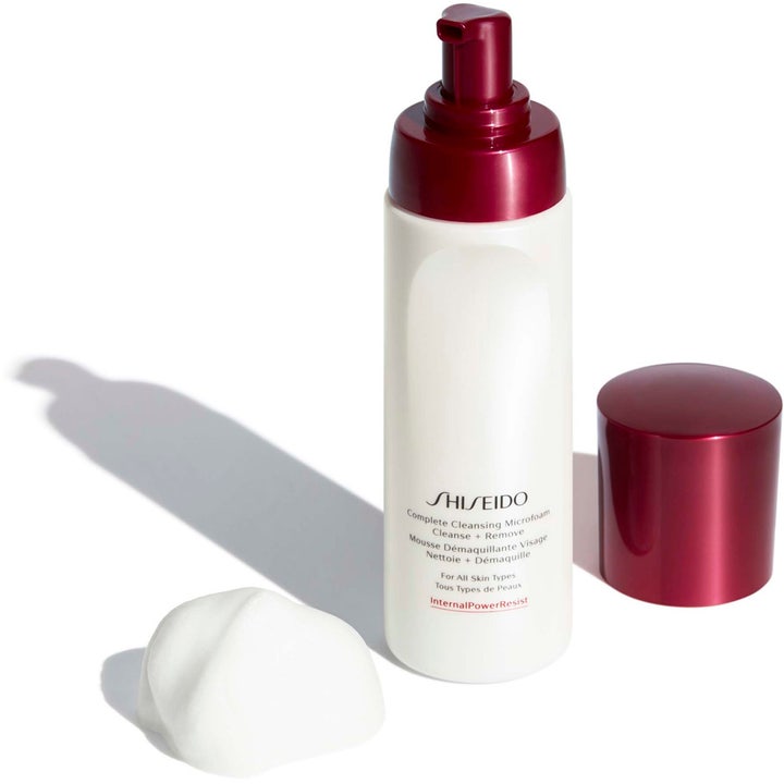Shiseido Cleansing Microfoam 180 ml ansiktsrengöring skum i vit flaska med rött lock och en klick mjukt vitt lödder