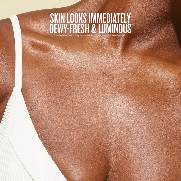 Sol de Janeiro Rosa Charmosa Dewy Cream 75 ml body lotion ger huden på dekolletaget en daggig lyster.
