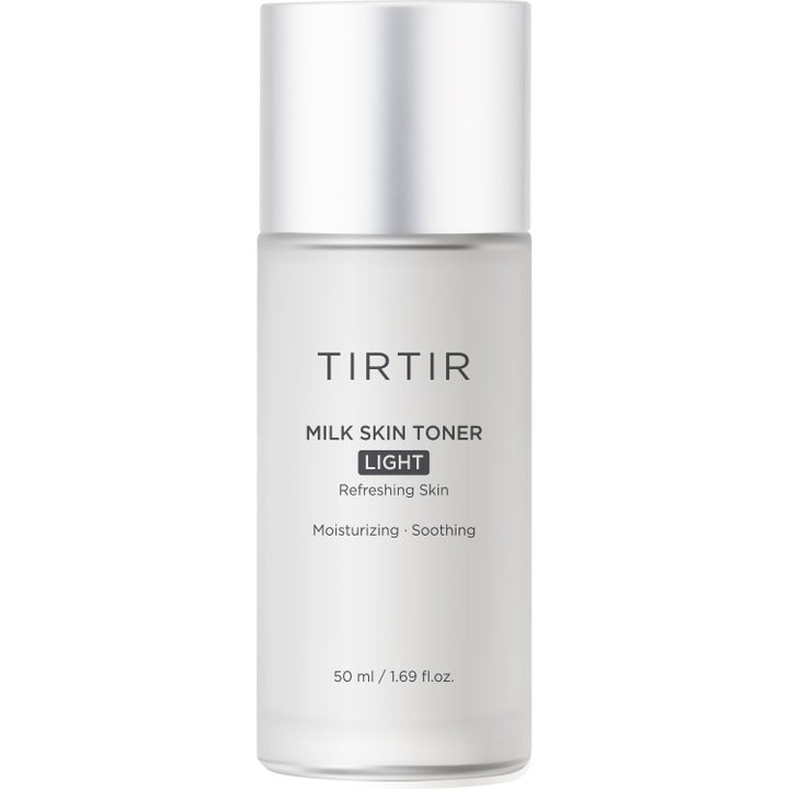 Tirtir Milk Skin Toner Light 50 ml fuktgivande ansiktstoner i frostad flaska med stilrent silverlock