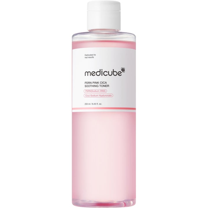 Medicube PDRN Pink Cica Soothing Toner 250 ml lugnande ansiktsvatten i klar flaska med rosa vätska och vitt lock
