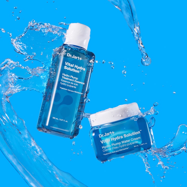 Dr.Jart+ Vital Hydra Solution Hydro Plump Water Cream 50 ml fuktgivande ansiktskräm i blå burk omgiven av vattenstänk.