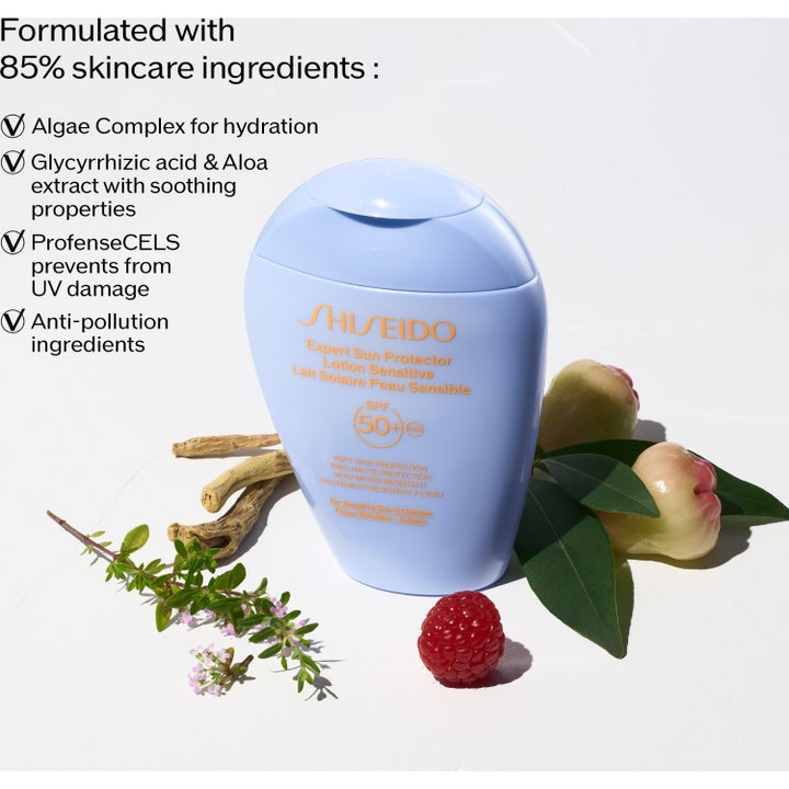 Shiseido Suncare Lotion Sensitive 150 ml solskydd i ljusblå flaska omgiven av hallon och lugnande växter.
