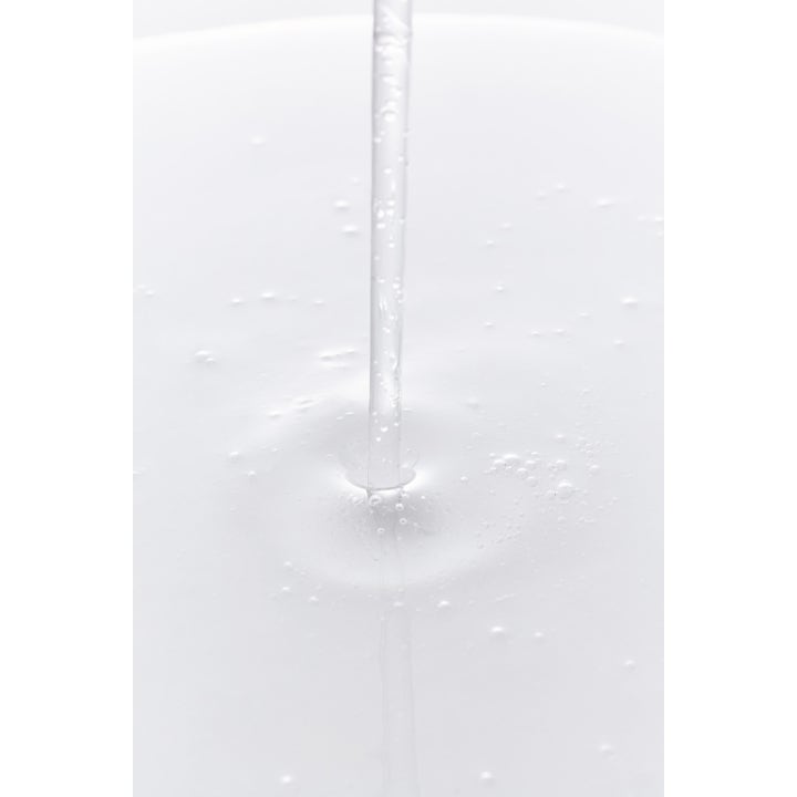Klairs Freshly Juiced Vitamin Essence Toner 180 ml återfuktande toner visar en klar rinnande konsistens med lätta bubblor.
