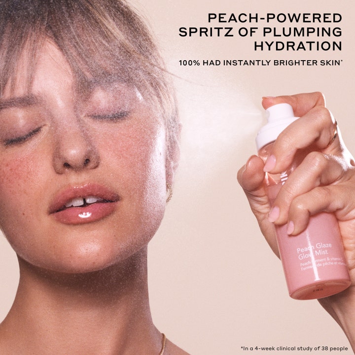 Ole Henriksen Truth Peach Glow Mist 80 ml face mist ger lyster när den sprayas över en kvinnas ansikte för fukt.