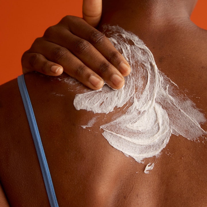 Frank Body Glycolic Body Scrub 250 g AHA kroppsskrubb ger kemisk peeling med vit krämig textur som appliceras på huden