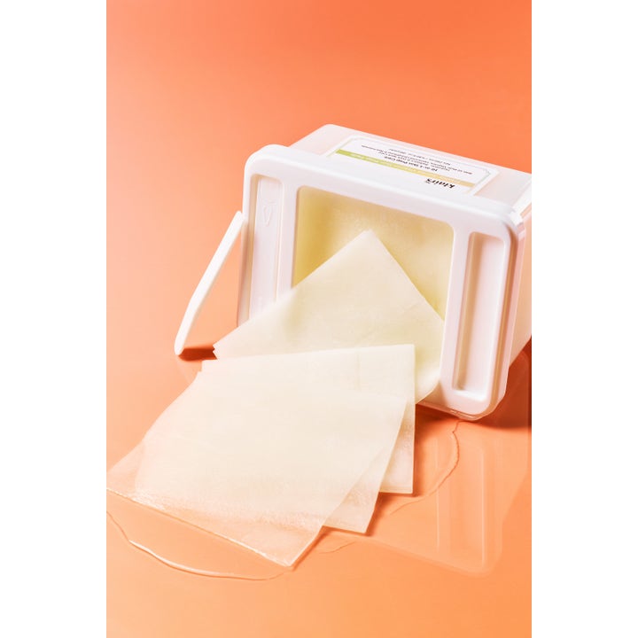 Klairs Freshly Juiced Vitamin Skin Prep Pads 80 st ger lyster med tunna fyrkantiga pads som spills ur en vit burk.