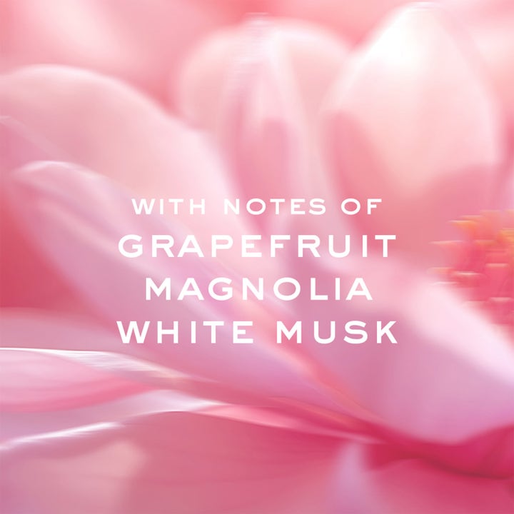 Nuxe Huile Prodigieuse Florale Roll-On 60 ml kroppsolja visas mot rosa blomblad med doftnoter av grapefrukt och magnolia.