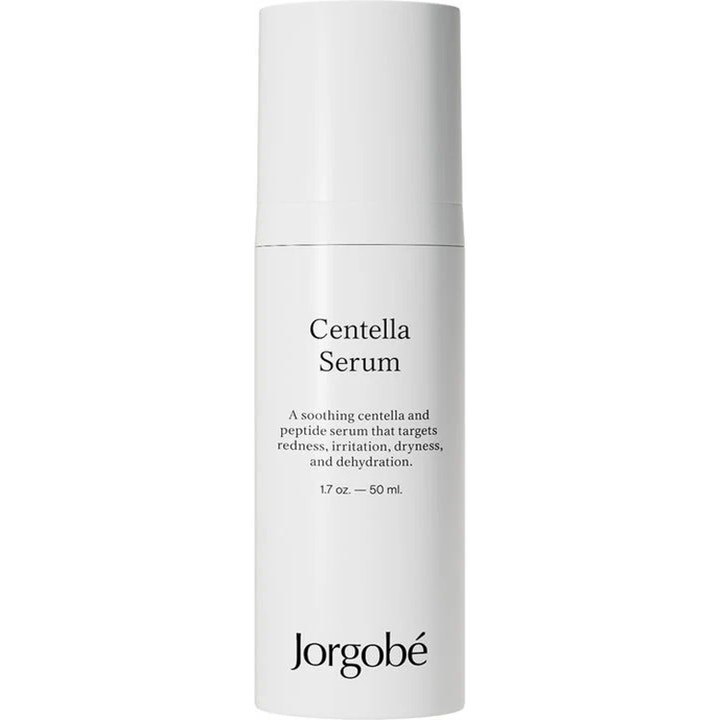 Jorgobé Centella Serum 50 ml centella asiatica lugnande serum i vit stilren pumpflaska mot irritation.