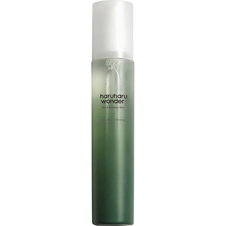 Haruharu Wonder Black Bamboo Mist 150 ml återfuktande ansiktsmist i en hög flaska med grön gradient och vitt lock