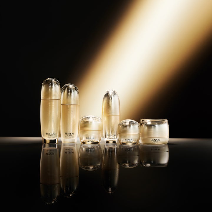 Sensai Ultimate The Concentrate N 30 ml föryngrande serum bland guldtonade lyxiga förpackningar i dramatiskt ljus