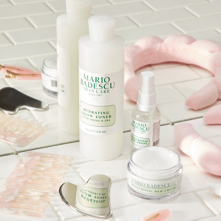 Mario Badescu Hydrating Glow Toner 236 ml återfuktande ansiktsvatten i vit flaska bredvid ett rosa hårband