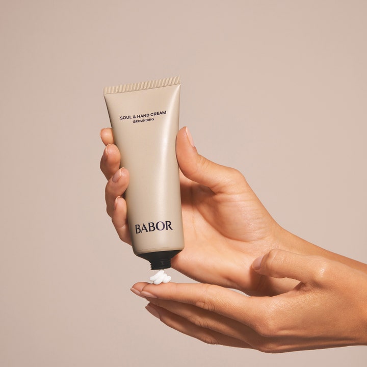 Babor Soul & Hand Cream Grounding 75 ml lugnande handkräm i tub som appliceras för balanserad hud.